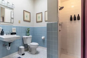 Stylish UM Loft on Diag - Image 5
