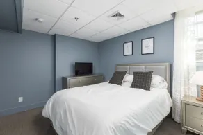 Queen Suite w/ Gated Parking • Walk to Harbor - Image 3