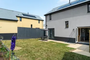 Modern Home in Dartmouth Private Parking & Garden - Image 4