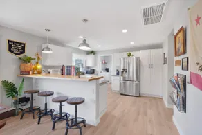 Hot Tub, Fire Pit, Pet Friendly, Walk to Bell St - Image 2