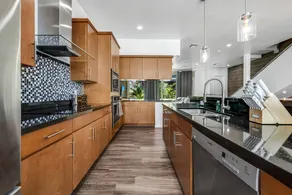 Stylish 2-Bedroom with Balcony – Prime Location - Image 3