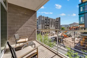 Stylish 2-Bedroom with Balcony – Prime Location - Image 2