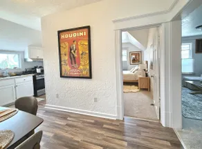 2BD/1BA Chic Downtown Luxury Apt - Image 3