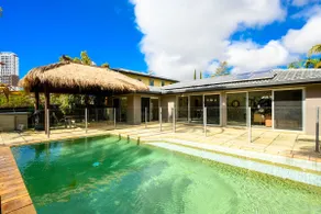 Jettyside Poolside Canal Retreat in Broadbeach - Image 3
