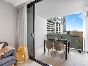 Lux 2BR Apt 5 Stars Hotel Pool Gym 10 min CBD - Image 2