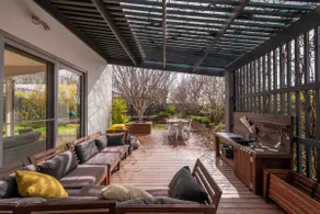 Spacious Family Home Near Mt. Stromlo - Image 2