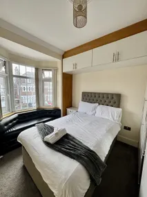 Luxury 8 Bed Home Near Luton Airport - Image 2