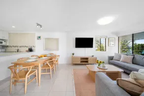 Seabreeze Stay - Mooloolaba Oceanfront Escape with Pool - Image 2