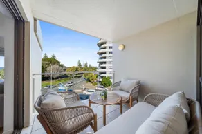 Seabreeze Stay - Mooloolaba Oceanfront Escape with Pool - Image 4