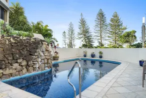 Seabreeze Stay - Mooloolaba Oceanfront Escape with Pool - Image 3