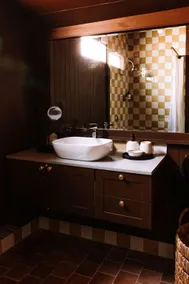 Atelier’s Den - Wood-fire Hot Tub, Center Of Town - Image 4