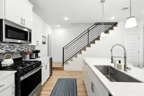 Modern Riverside Haven | Sleeps 9 | 5-Mins to DT - Image 3