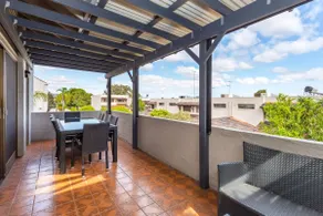 Como Mezzanine Retreat - Image 2