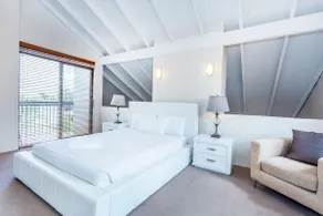 Como Mezzanine Retreat - Image 3