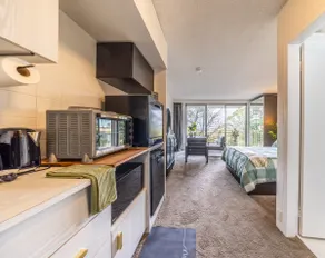 Greenwich Leafy Studio | Parking Included - Image 2