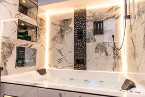 Velmora Apartments - The Emerald Suite - Image 3