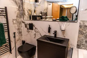 Velmora Apartments - The Emerald Suite - Image 5