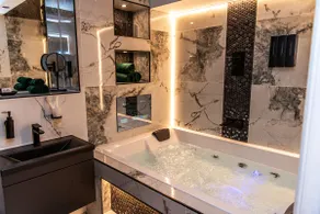 Velmora Apartments - The Emerald Suite - Image 4