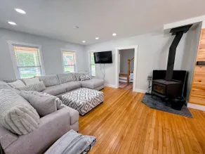 91M Renovated Bethlehem home with hot tub, firepit, large yard, walk to restaurants - Image 3