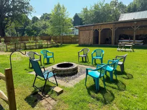 91M Renovated Bethlehem home with hot tub, firepit, large yard, walk to restaurants - Image 4