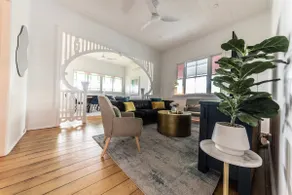 Urban Getaway Colonial 6 beds 2 bath aircon pet family - Image 3