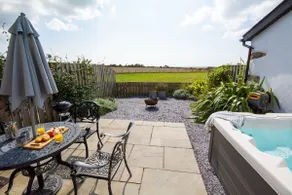 Stylish Cottage I Hot Tub I Garden I Near Beach - Image 5