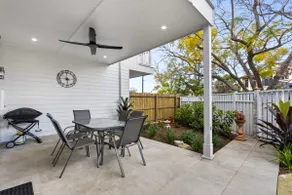Spacious 3-Bed Clayfield House with Patio and BBQ - Image 4