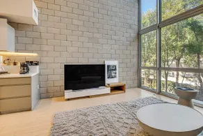 Walk to Universal Studios: Loft-Style LA Home - Image 2
