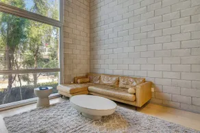Walk to Universal Studios: Loft-Style LA Home - Image 5