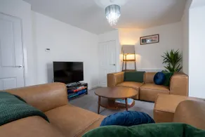 Peak Avenue Retreat - Image 5