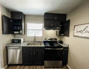 Perfect for Group with 2BR, 2BA and Pool - Image 5