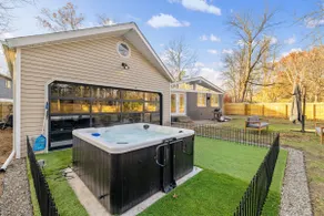 Renovated 7BR - Gym, Hot Tub, Sauna & Cold Plunge! - Image 3