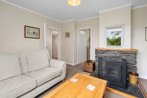 Charming 2-Bed Cottage on Tranquil Raera Farm - Image 2