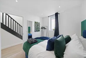 Contemporary - Bristol City Centre Apartment - Image 4