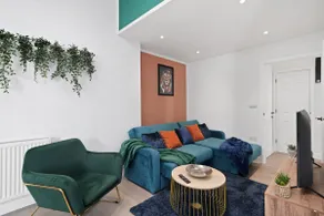 Contemporary - Bristol City Centre Apartment - Image 2