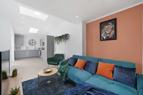 Contemporary - Bristol City Centre Apartment - Image 3