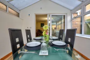 Spacious Home w Garden & Parking - Hampton Hargate - Image 4