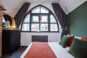 Stay Awhile - Stylish Industrial 2BR Duplex, NQ - Image 2