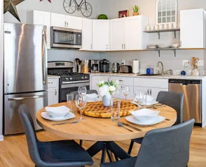 Stylish 2BR/2BA House in The Grove w/ Free Parking - Image 3