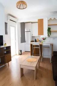 Bright apartment meters from Plaza de las Flores - Image 2