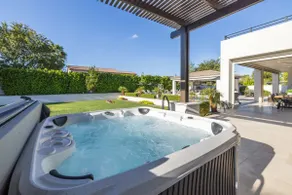 Luxury Outdoor Living - Heated Pool and Hot Tub - Image 5