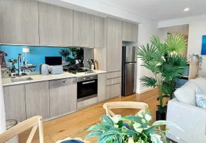 Upscale 1BR next Bondi Westfield & Trains with secure parking - Image 2