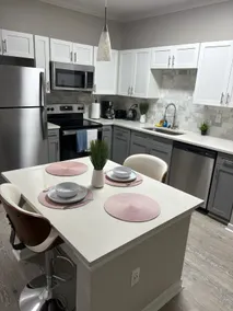 Stylish 1BR Near Woodlands | Pool, Gym & Parking - Image 4