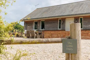 Little Dairy Farm|Stylish Barn Retreat|Nr Seaview - Image 5