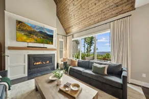 Elegant home in a luxury community - Image 2
