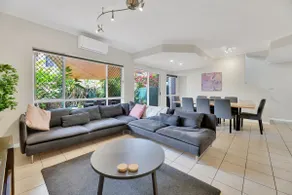 Tranquil 3-Bed Unit with Lush Garden Views - Image 2