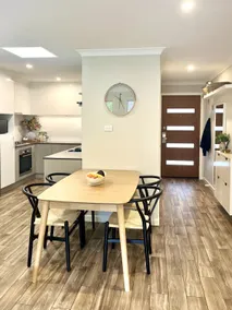 Stylish Townhouse with Private Courtyard - Image 2
