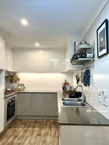 Stylish Townhouse with Private Courtyard - Image 4