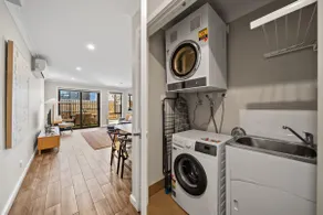 Stylish Townhouse with Private Courtyard - Image 5