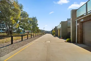 Stylish Townhouse with Private Courtyard - Image 3